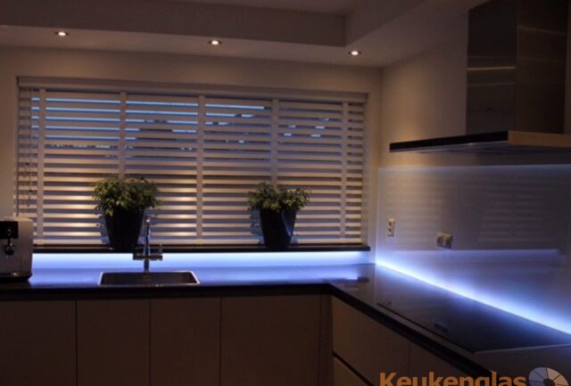 Glazen keuken achterwand met ledstrip Delfgauw