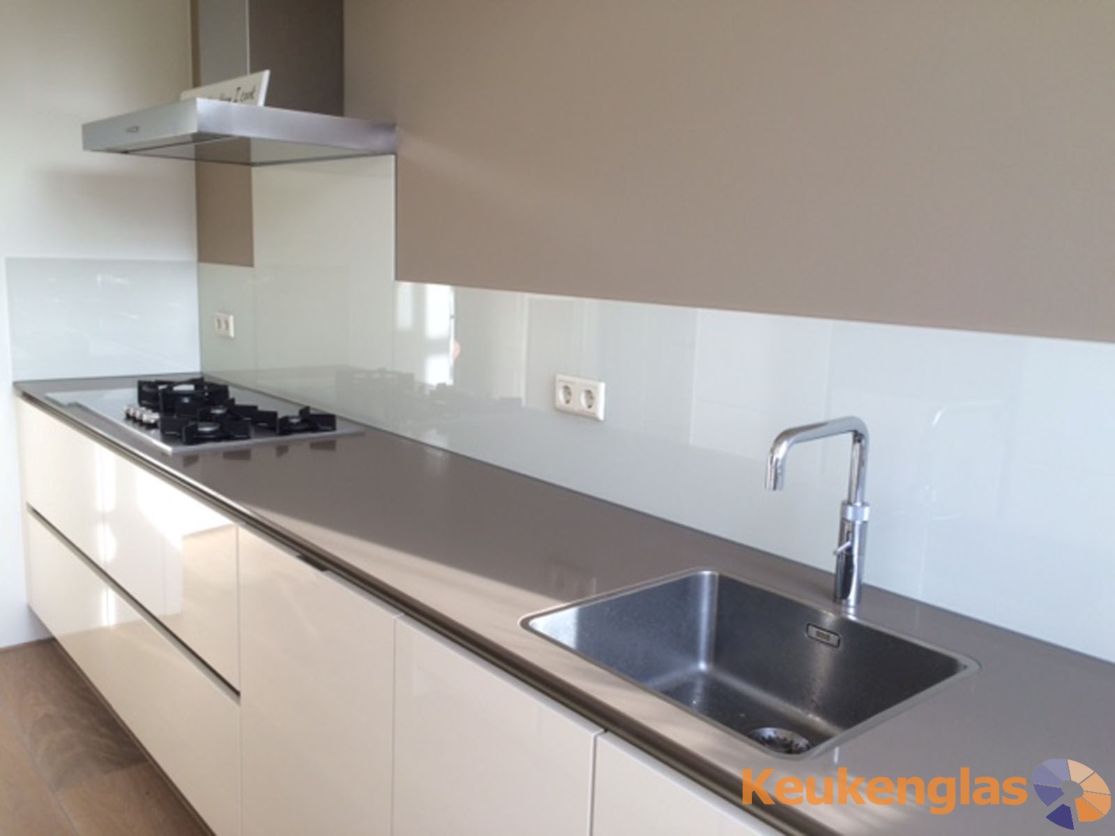 Aparte keuken met melkglas keukenglas