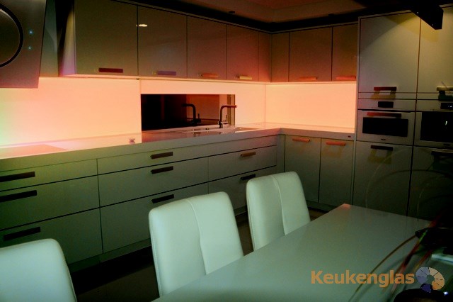 glazen keuken achterwand rode led