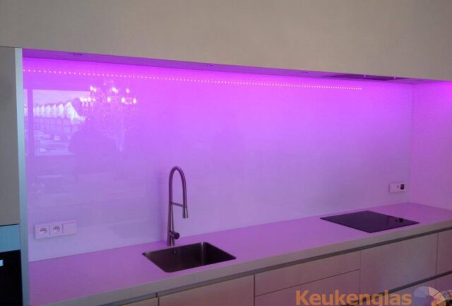 roze led verlichting keuken achterwand