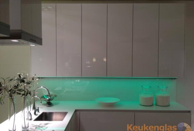 witte keuken achterwand met ledverlichting