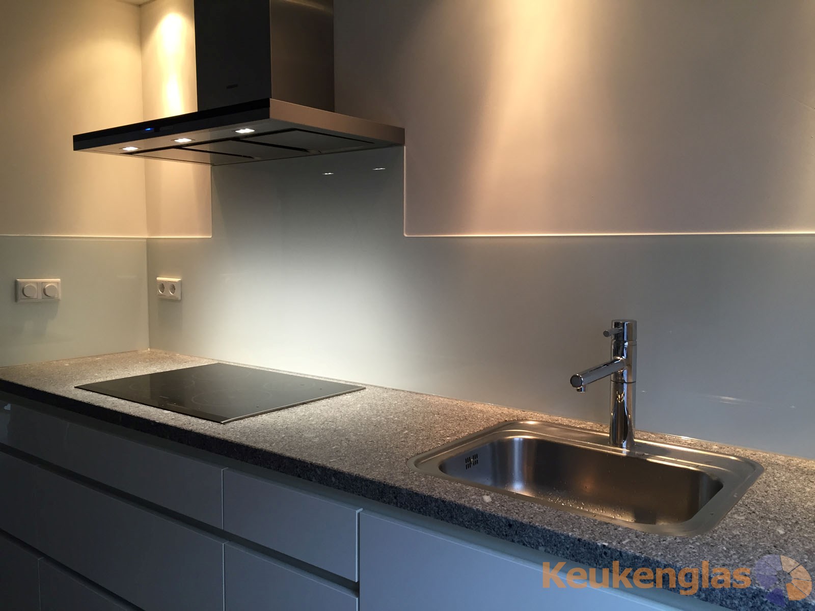 Rode keuken met witte glaswand keukenglas