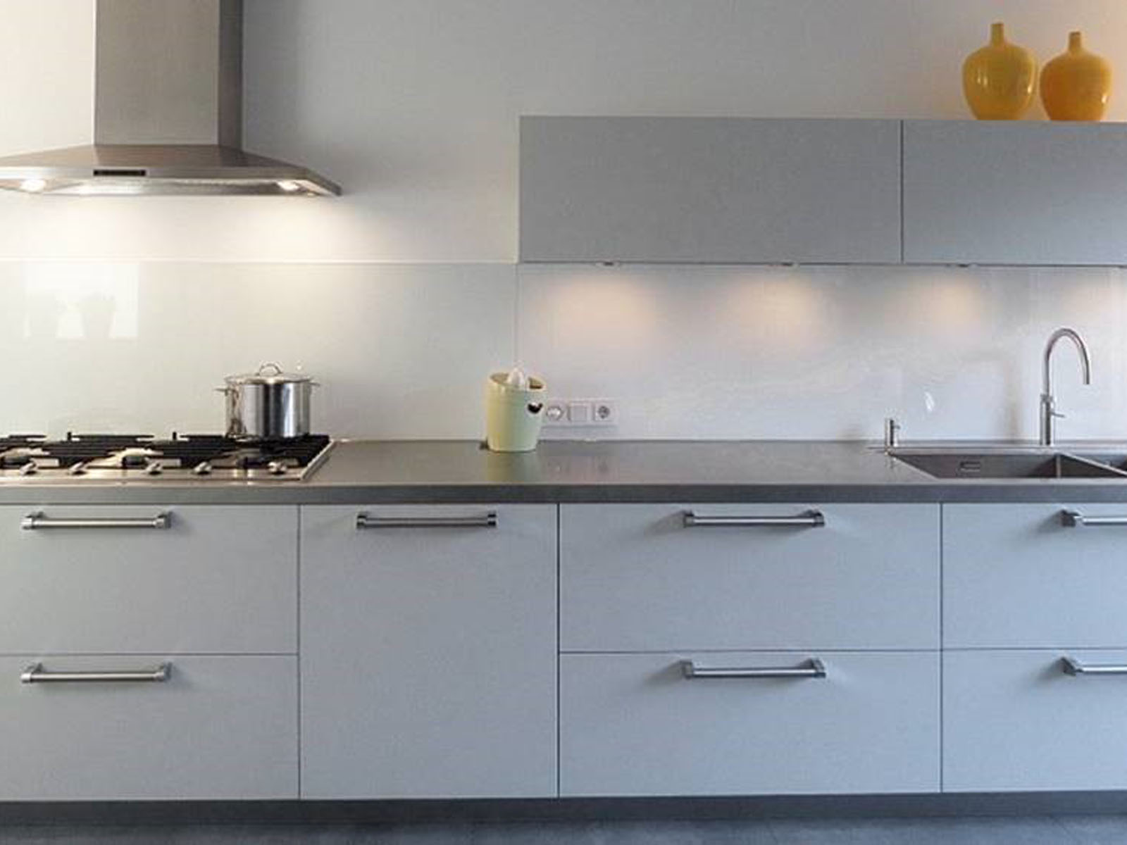 witte keuken met witte glaswand