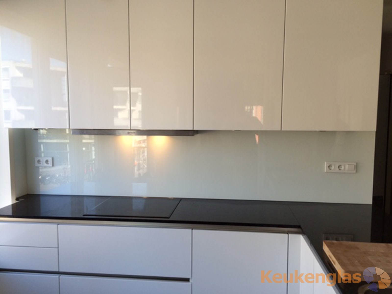 Granieten achterwand keuken: glazen spatwand gecombineerd met ...