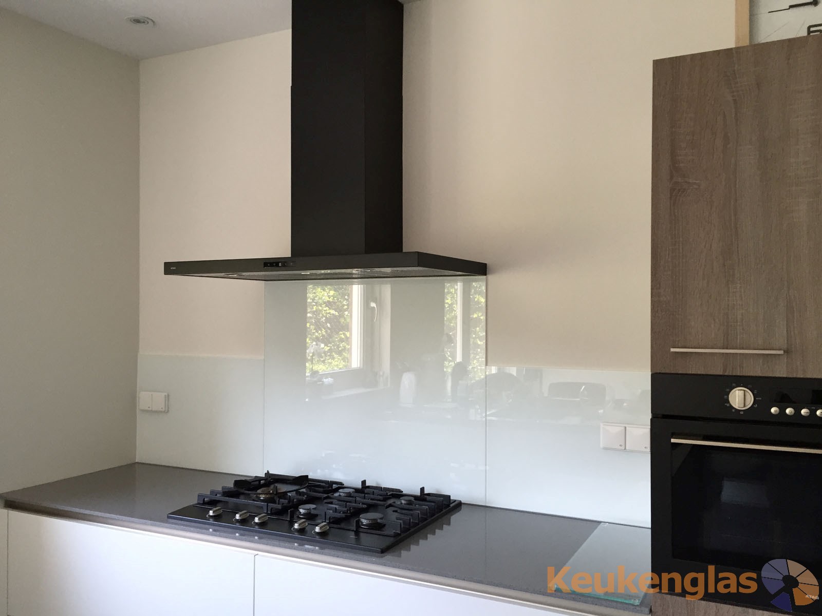 Witte keuken spatwand in goirle (nl) keukenglas