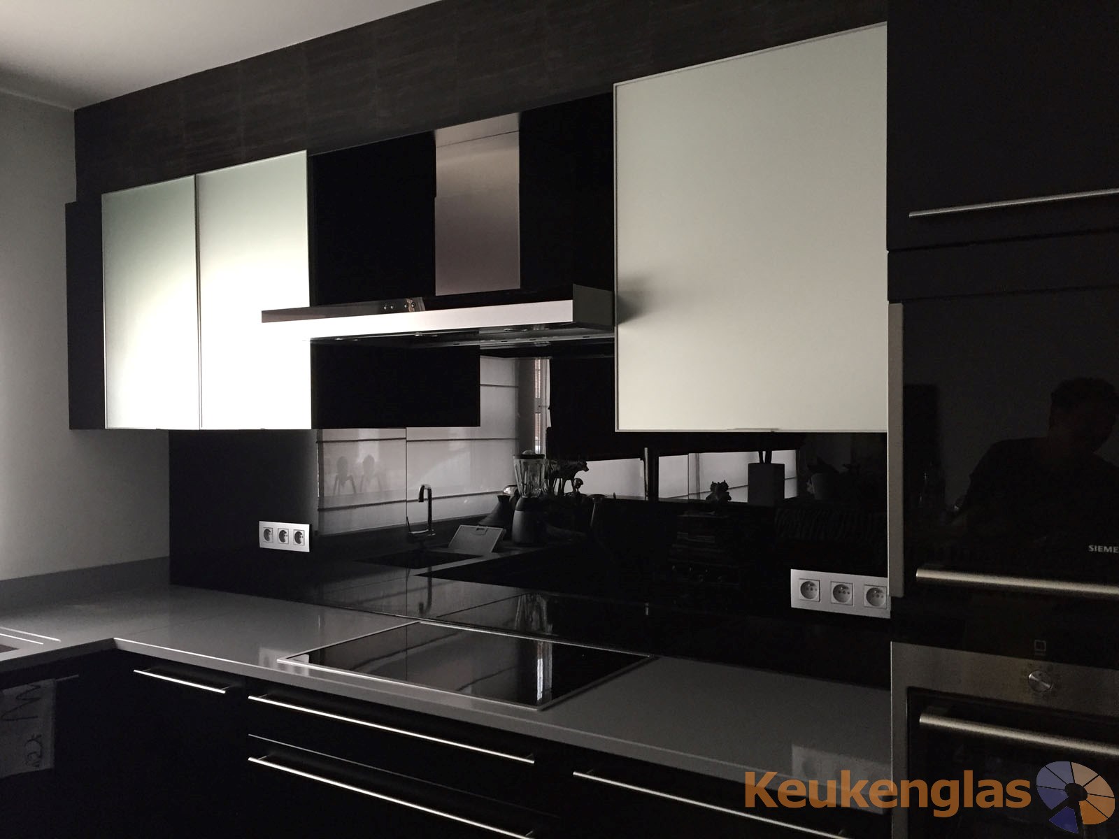 Grijze keuken achterwand van glas keukenglas