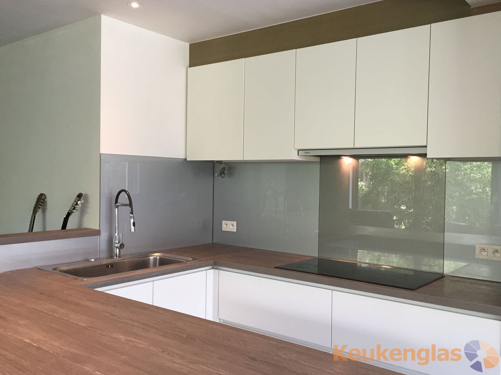 Metallic glazen spatwand in zwarte keuken keukenglas