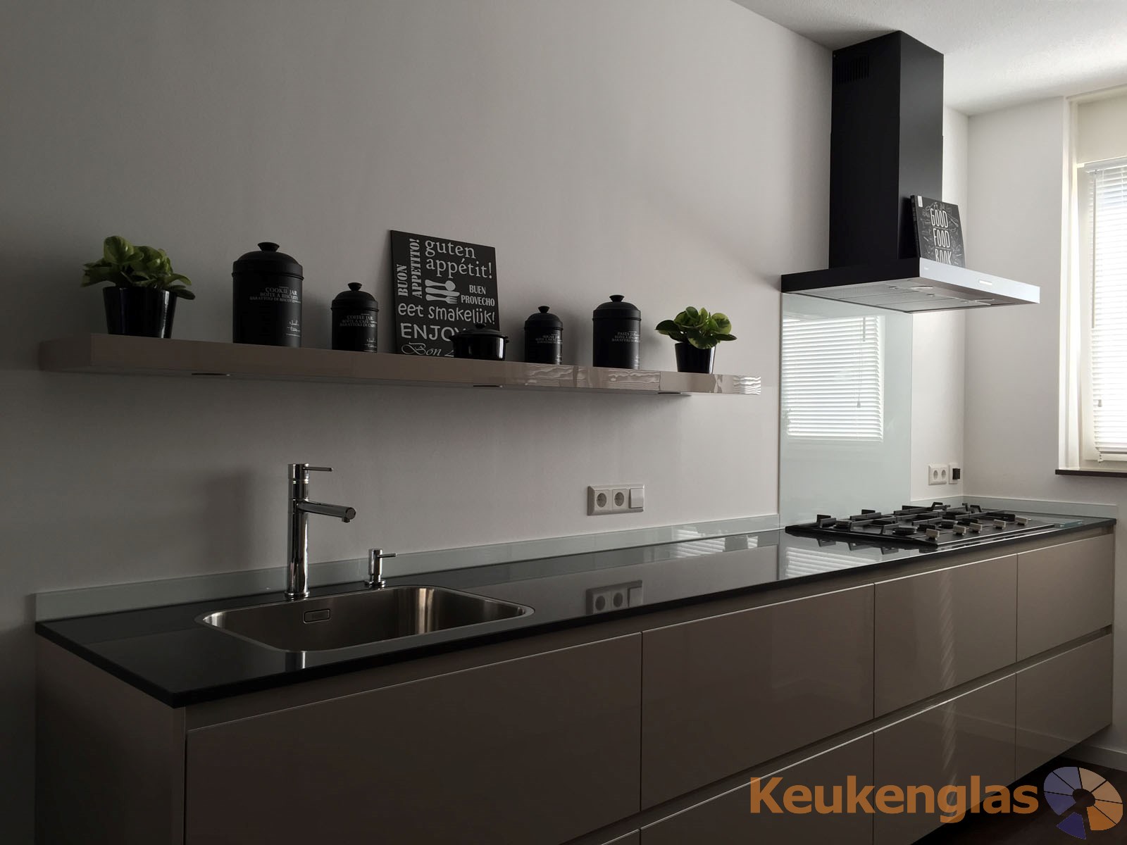Witte glasplaat achter het fornuis Barendrecht 2