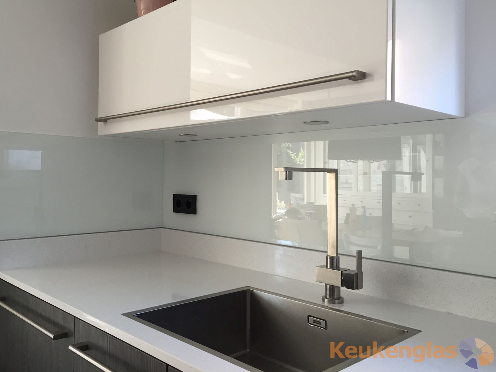 Witte keukenwand van glas met metallic glasplaat achter fornuis Ede 3