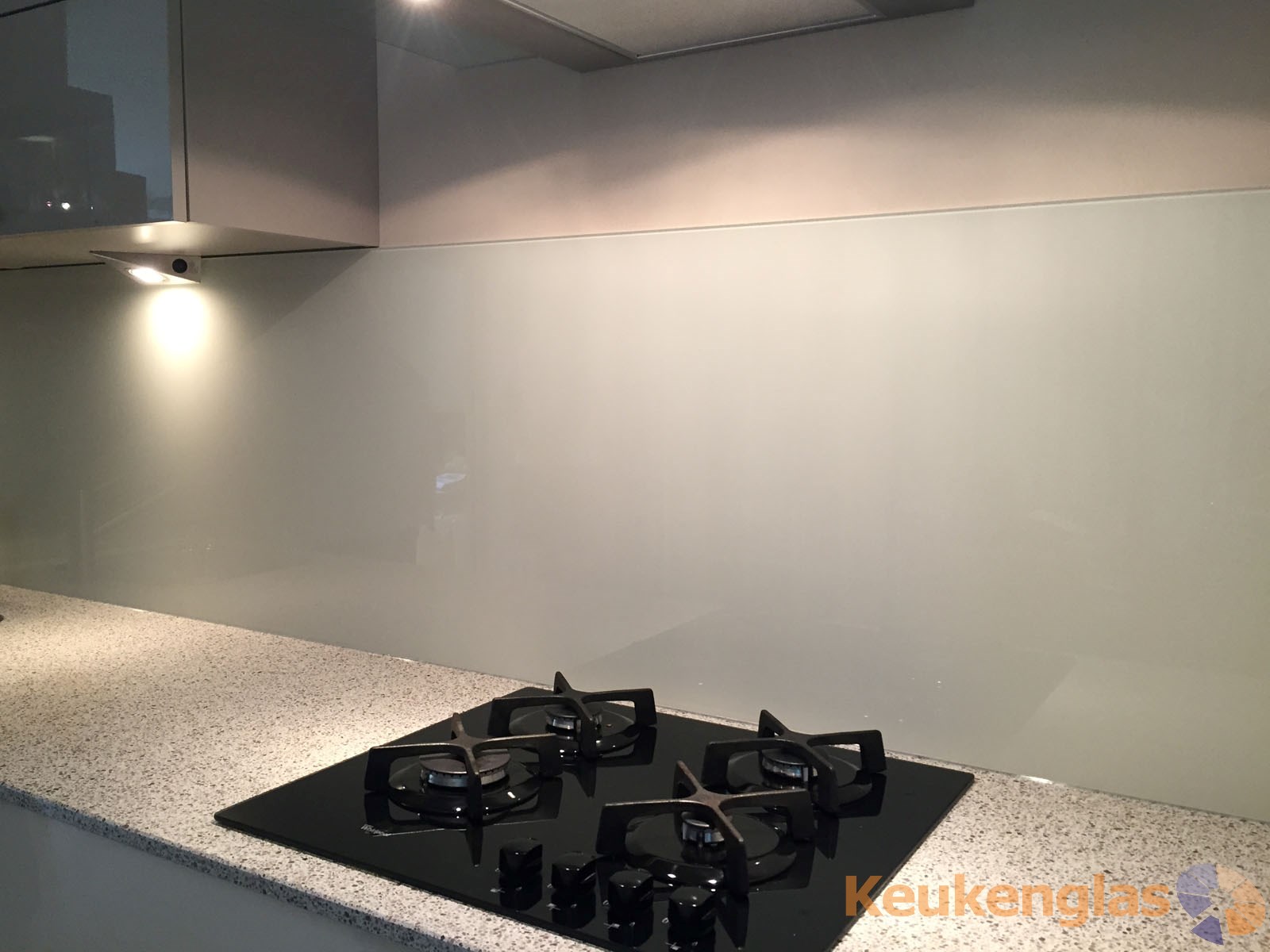 Glazen keukenwand magnolia Voorburg 2