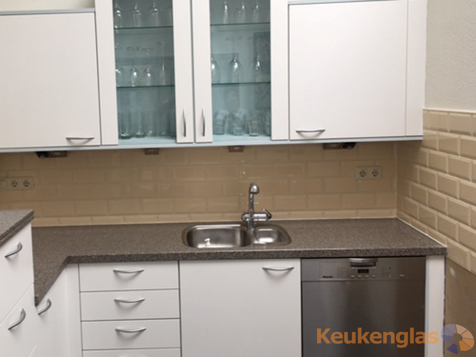 Keuken voor plaatsing grijze keuken achterwand glas