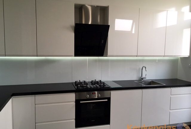 Witte glazen keukenwand met led Schiedam