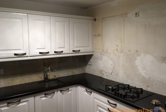 Blauwe keuken achterwand van glas Venlo|witte-keuken-voor-plaatsing-blauwe-keuken-achterwand-glas