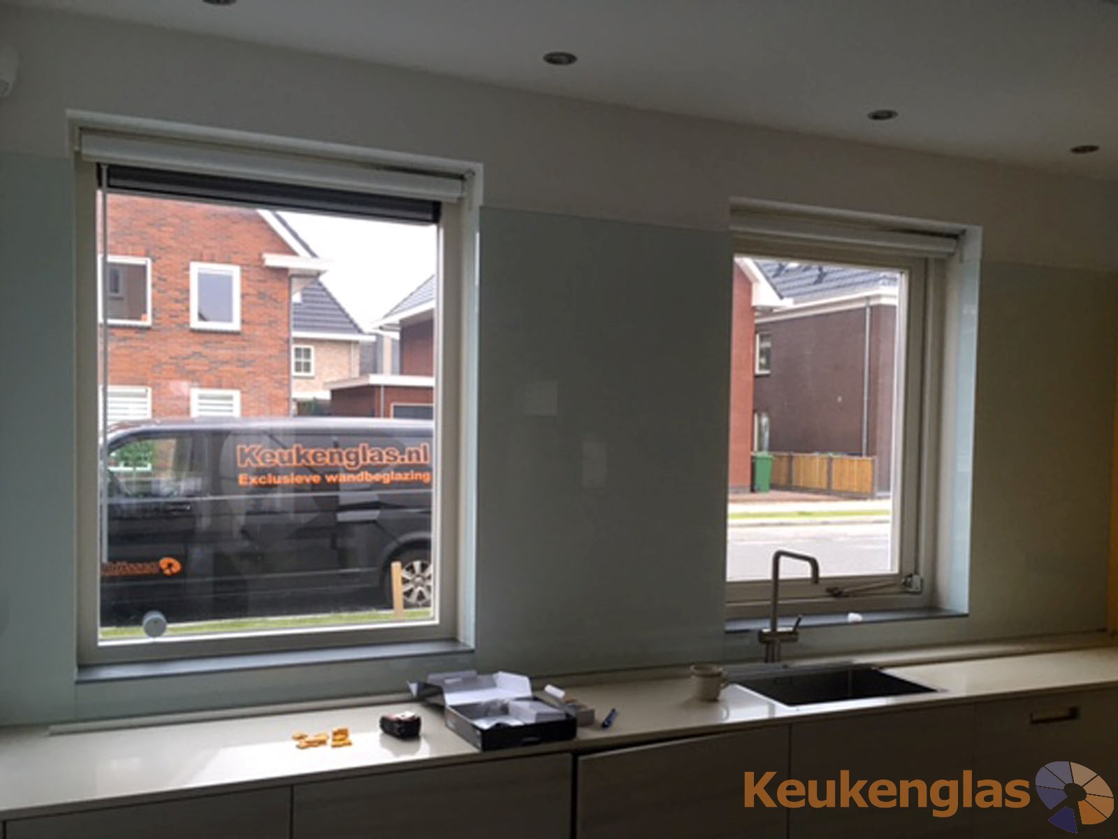 witte-keukenwand-met-led-in-almere
