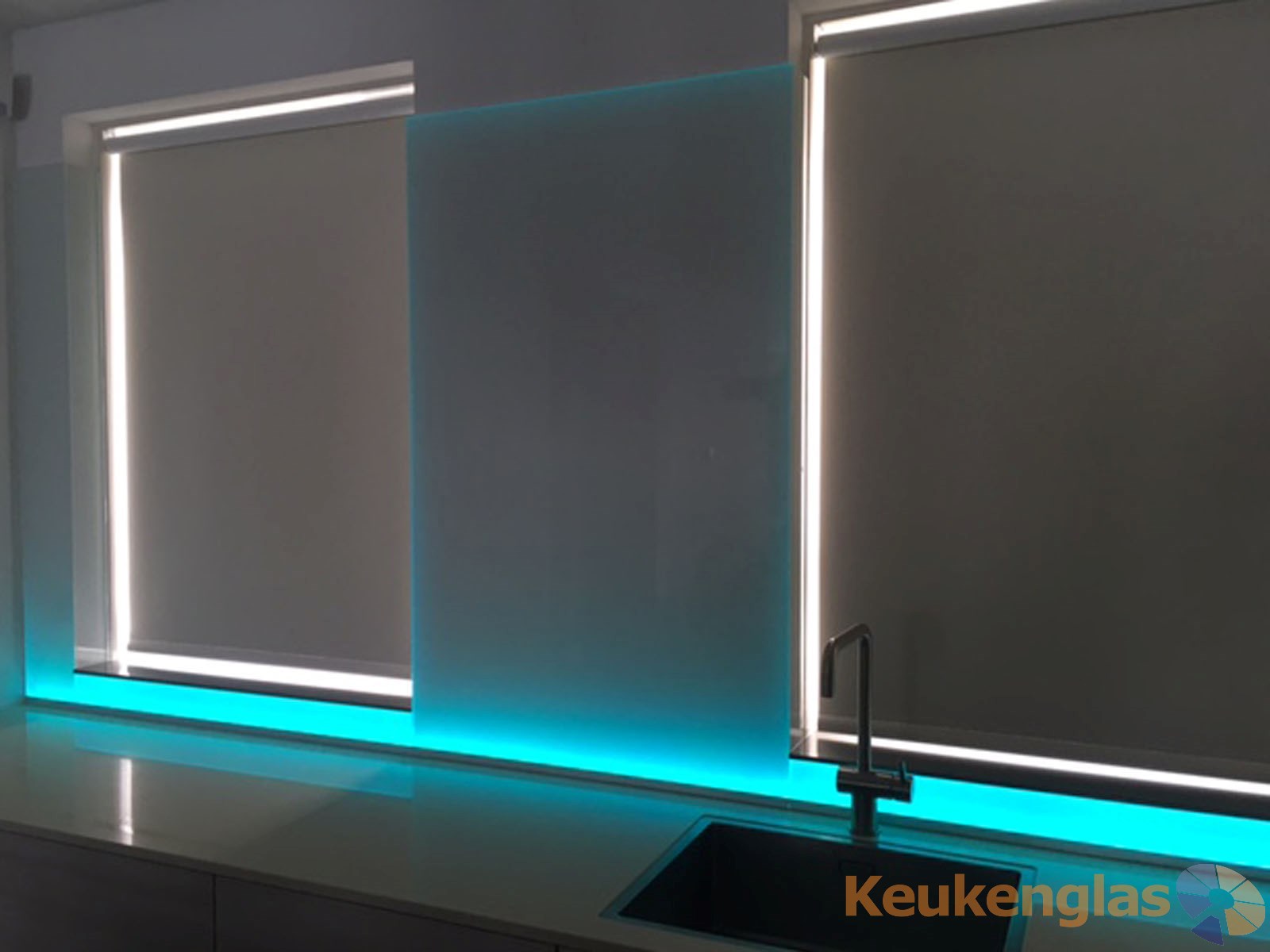 witte-keukenwand-met-aquablauw-led-almere