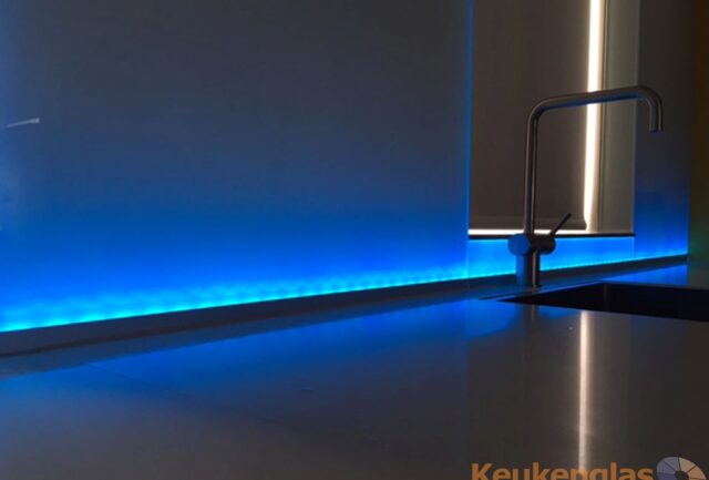witte-keukenwand-met-blauw-led-almere