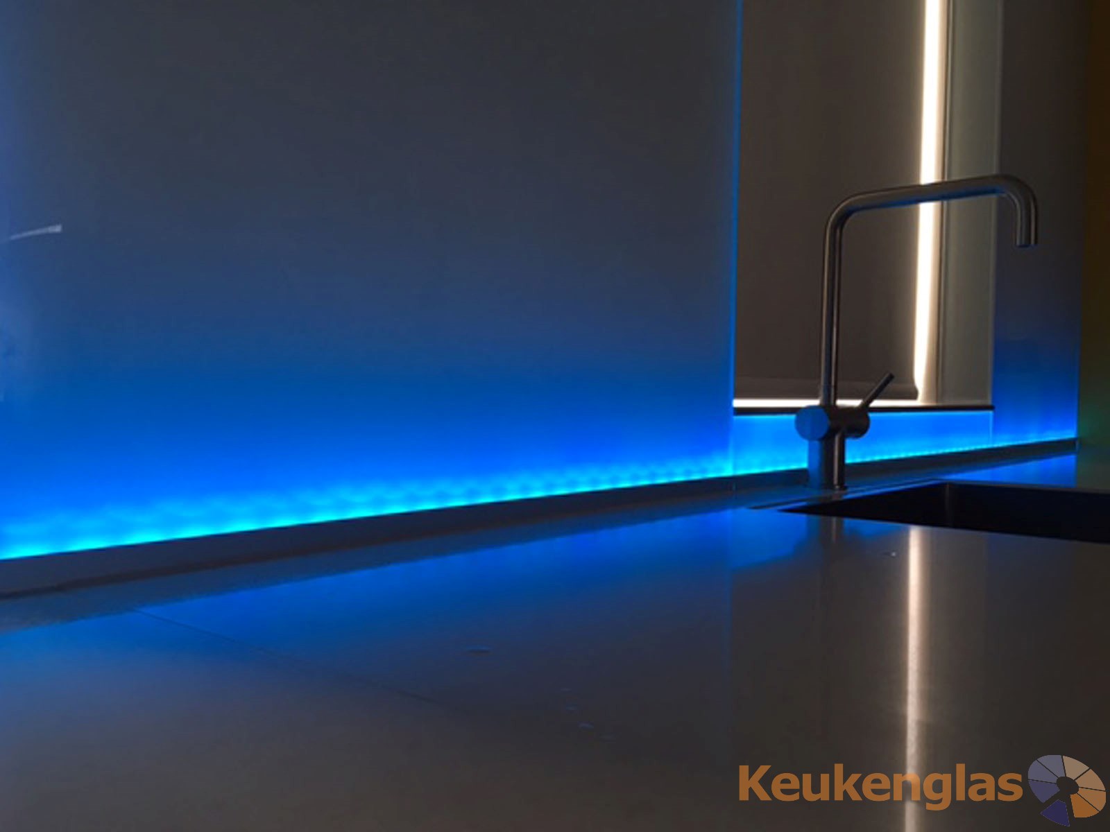 Roze led verlichting keuken achterwand keukenglas