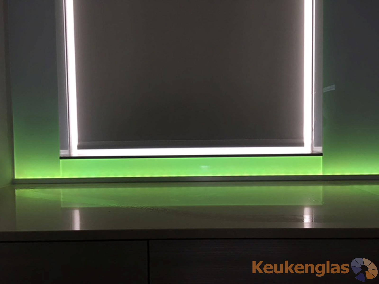 Witte keuken spatwand met led strip keukenglas