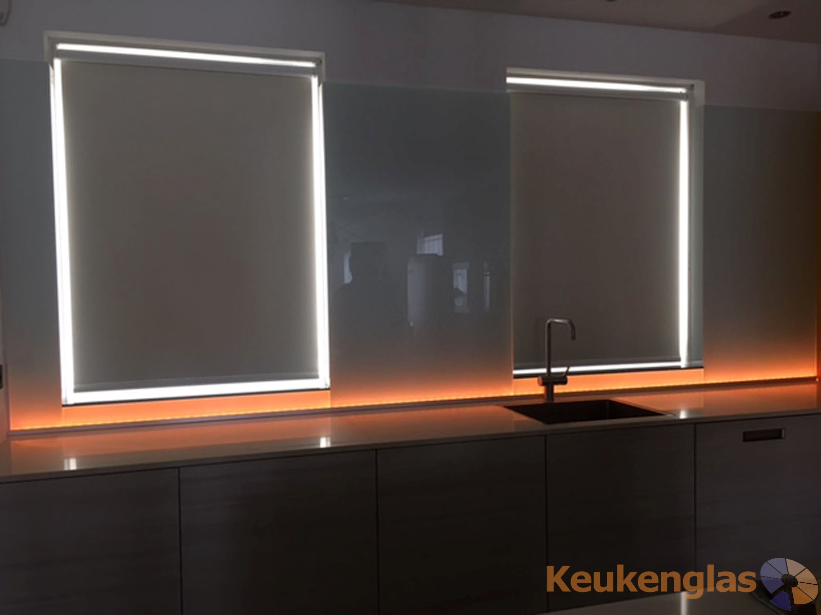 witte-keukenwand-met-oranje-led-almere