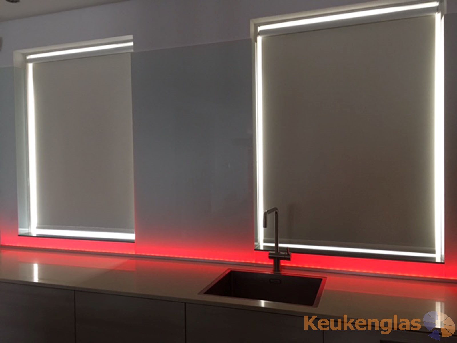 Witte keuken spatwand met led strip keukenglas Keuken rood wit
