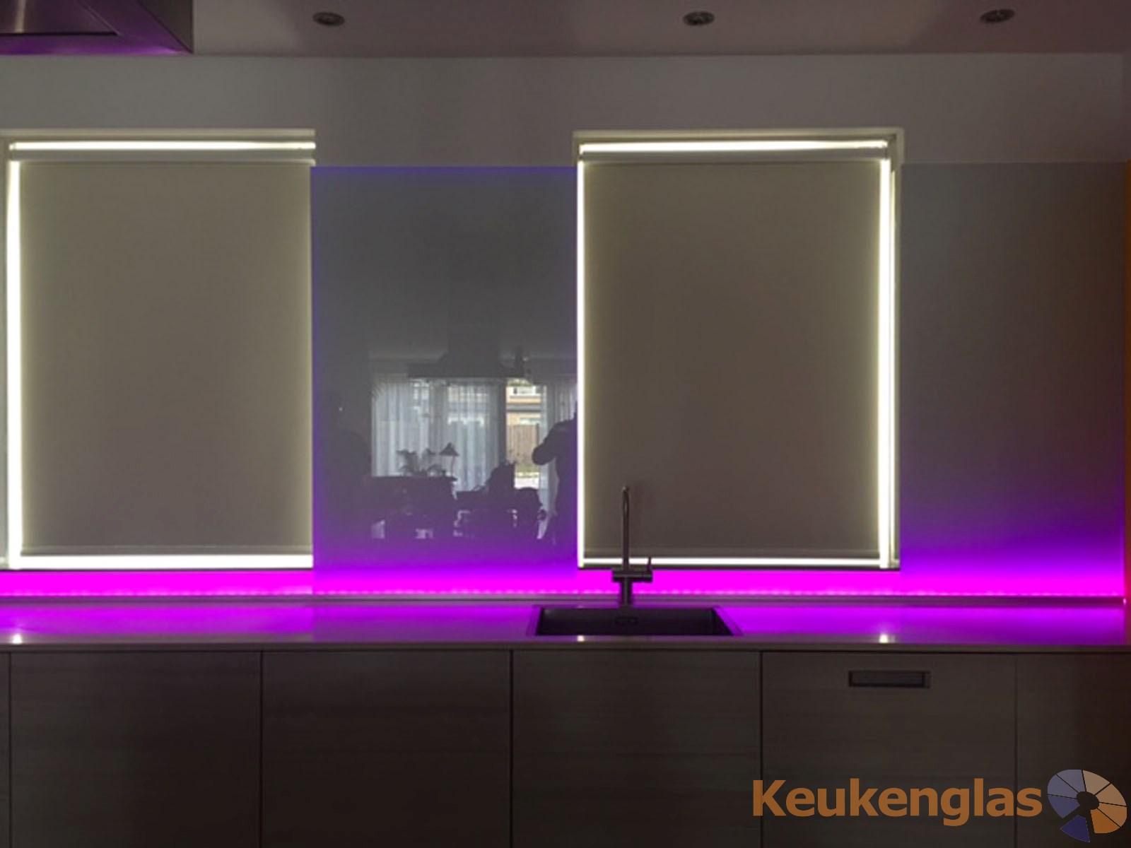 Witte keuken spatwand met led strip keukenglas