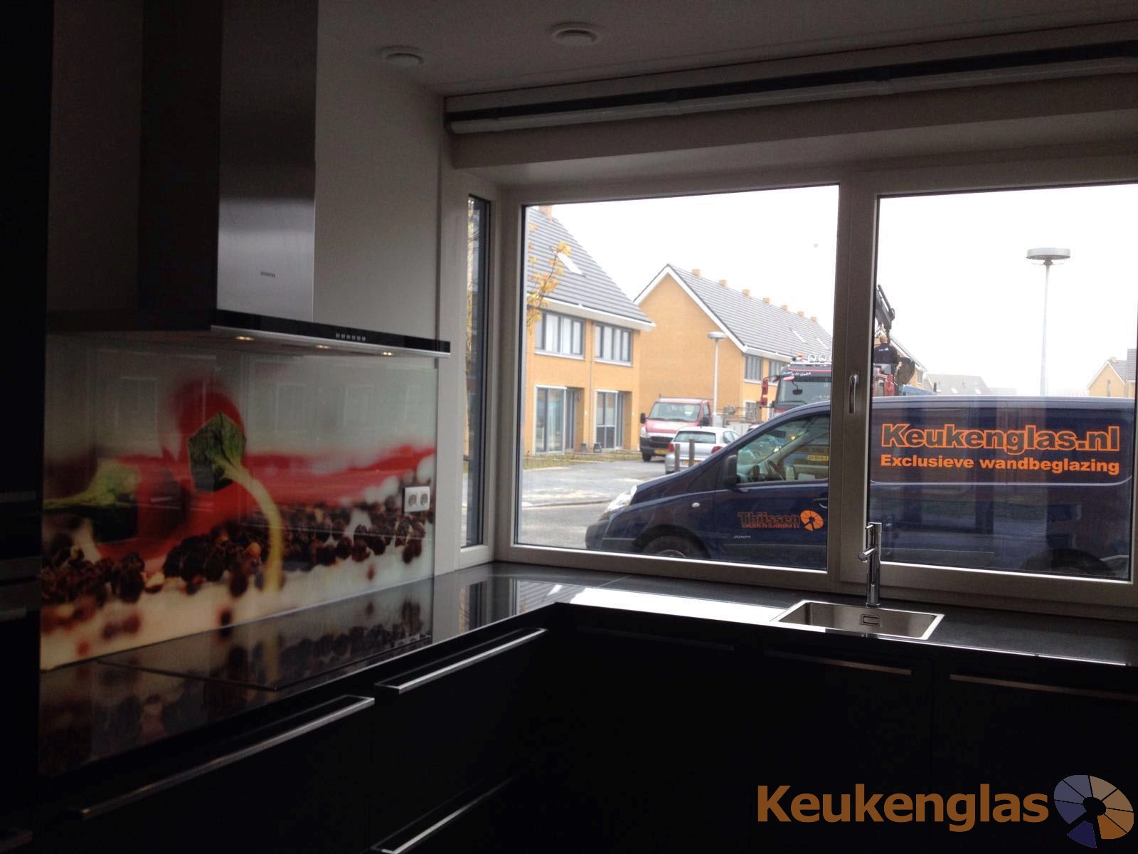 Glazen keukenwand met pepers 2