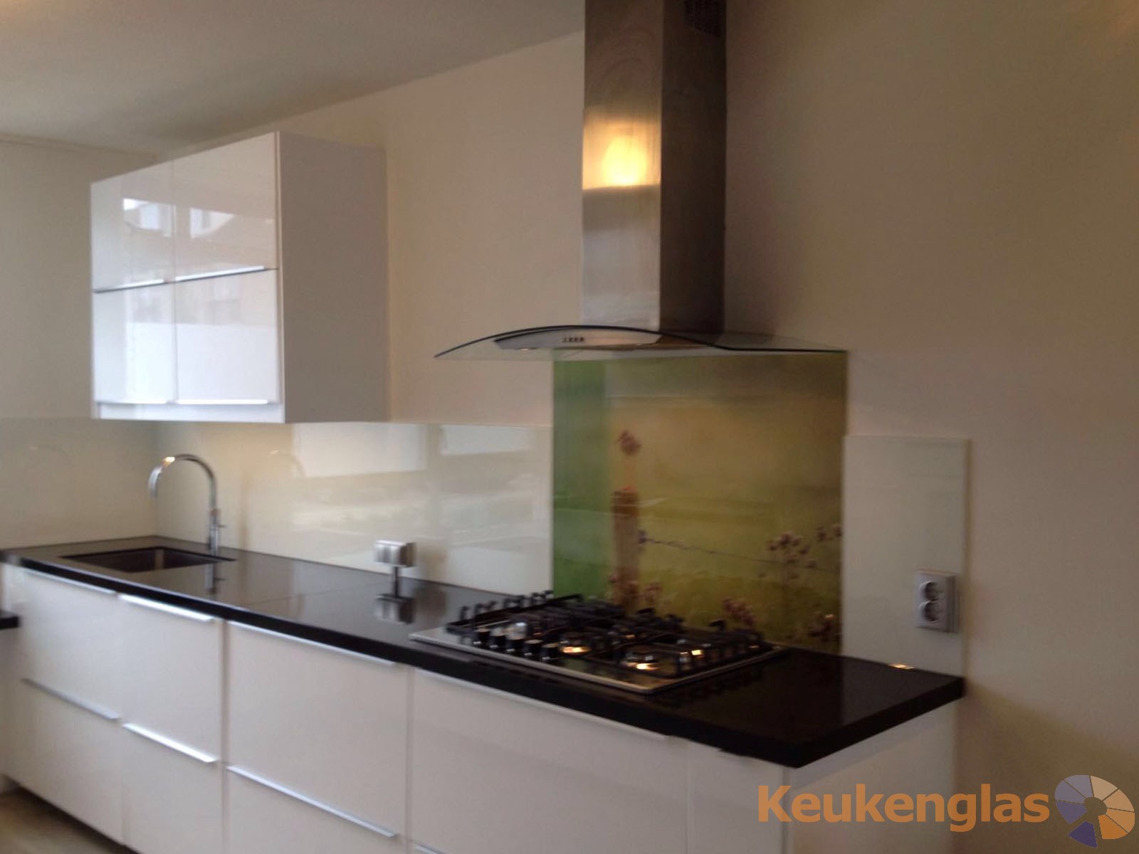 Witte achterwand glas met print achter kookplaat 2