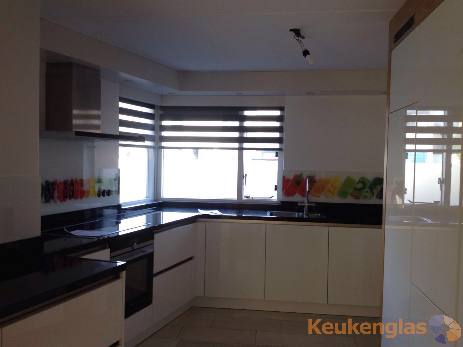 Witte keukenachterwand van glas met groente fruit print 2
