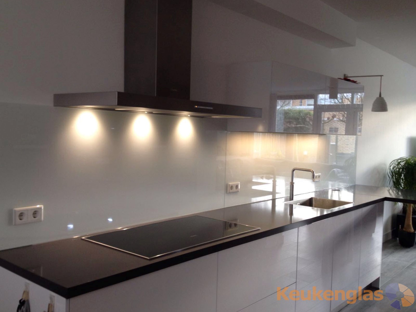 Witte keukenwand van glas Eindhoven 2