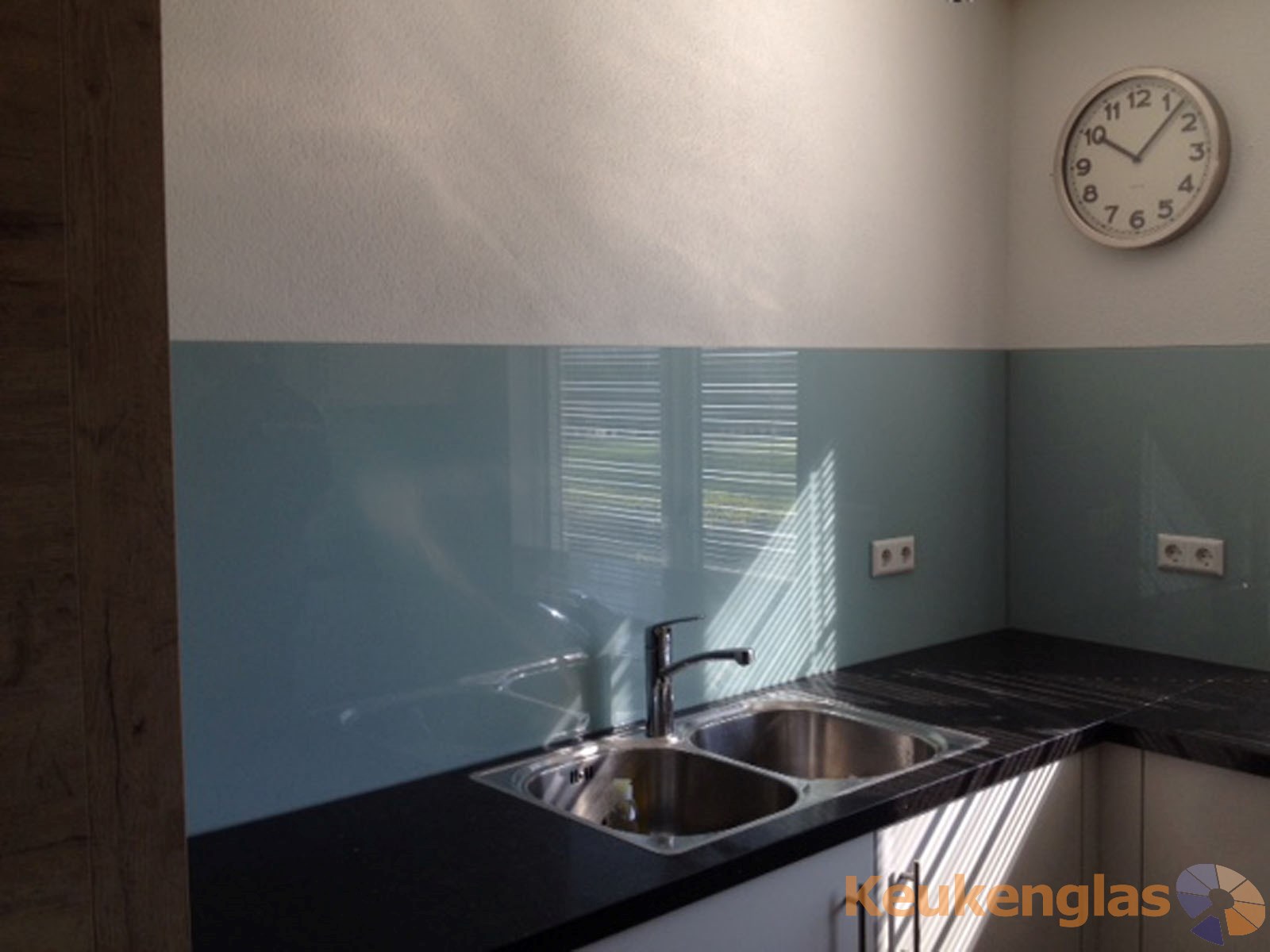 Blauwe glazen achterwand keuken IJsselstein