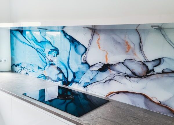 Blauwe marmerprint op Keukenglas