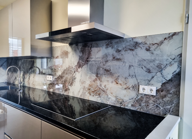 Keuken spatwand voor een keuken met bovenkastjes