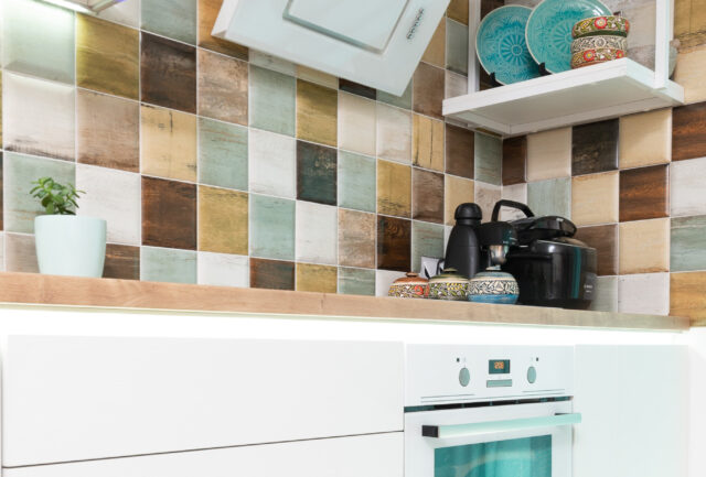 Boho keuken achterwand gekleurde tegels