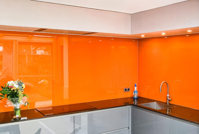 Gekleurde keuken spatwand oranje
