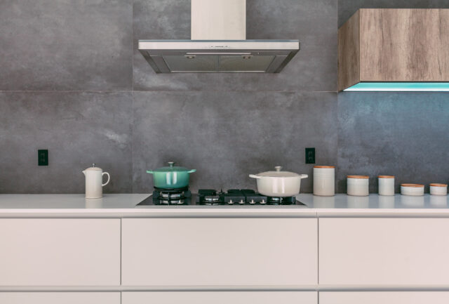 Industriële keuken grijze betonlook achterwand