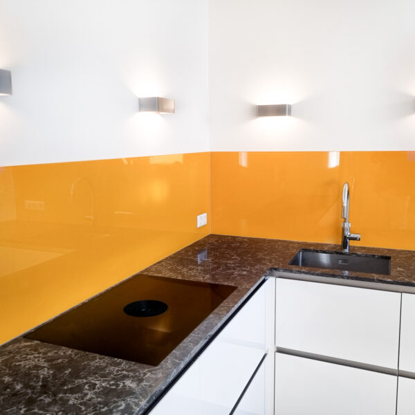 Gekleurde keuken spatwand oranje