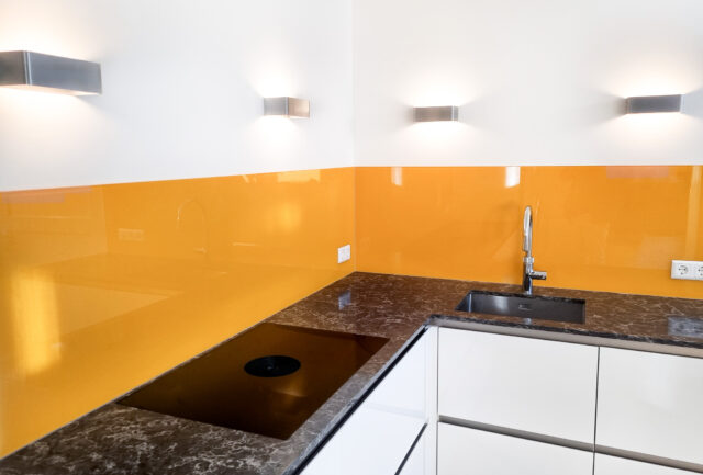 Gekleurde keuken spatwand oranje