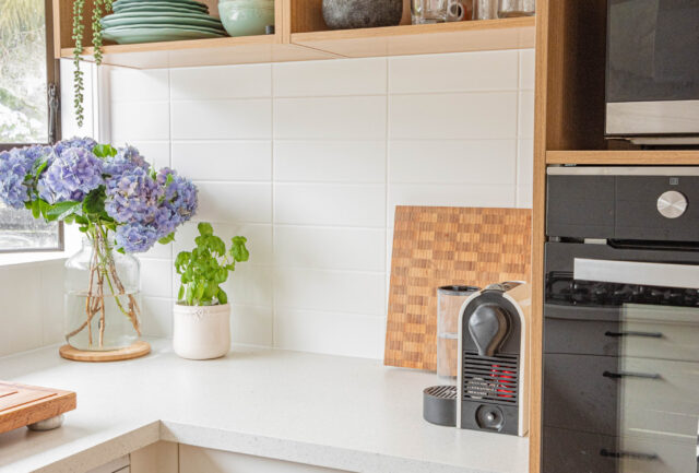 Keuken spatplaat scandinavische stijl witte tegels