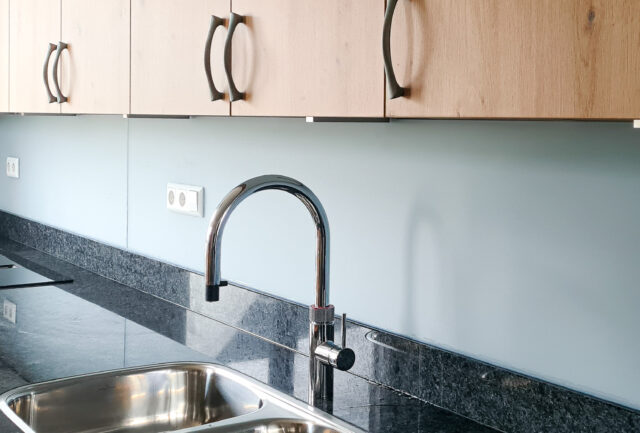 Landelijk interieur hout blauwe achterwand