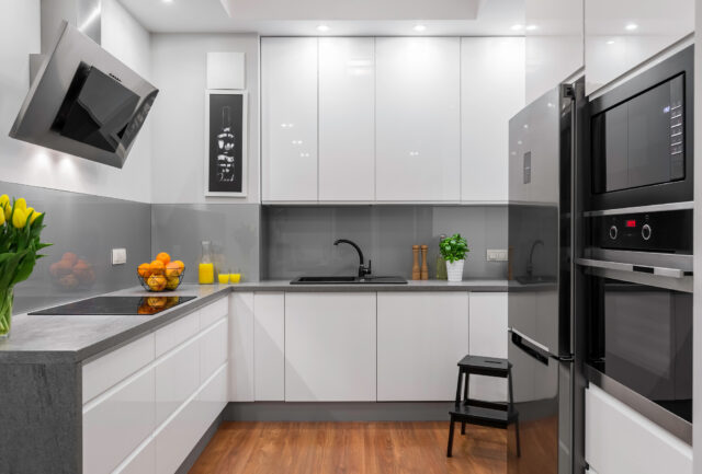 Moderne handgrepen keuken achterwand grijs