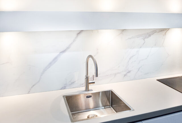 Marmeren spatwand keuken wit