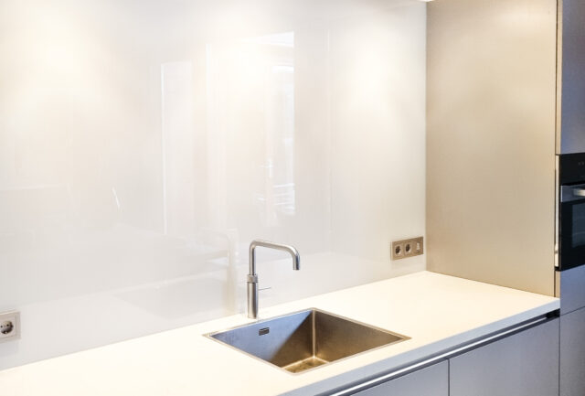 Gekleurde keuken spatwand wit