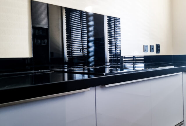 Gekleurde keuken spatwand zwart