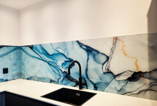 Marmeren spatwand keuken blauw wit