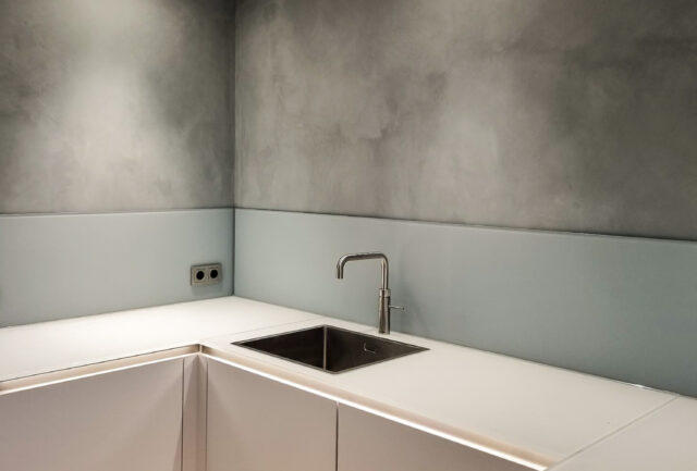 gekleurde spatwand keuken aluminium groen