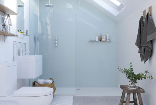 Glazen badkamer achterwand lichtblauw