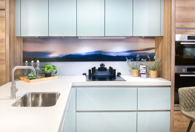 Glazen spatwand keuken met pier