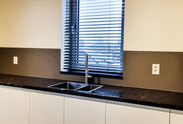 Spatwand keuken mat glas grijs