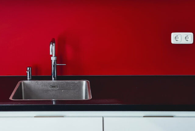 rood gekleurde spatwand keuken aluminium