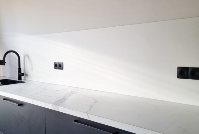 wit gekleurde spatwand keuken aluminium